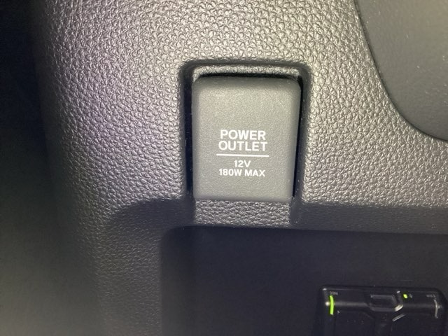 アクセサリーソケットはUSBのアダプターなどをつければ、スマホの充電にも使えます。周辺には物が置けるボックスがついています。