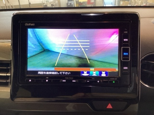バックでの車庫入れも安心です！　リアカメラが付いているバックモニター付のナビを装備しております。操作線もついており距離感も画面から確認できます。