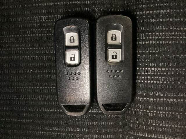 スマートキーを装備しています。鍵を差し込むことなくドアロックの開け閉めと、スタートボタン操作でのエンジンスタートができます。スペアキーも同じものを用意しております。