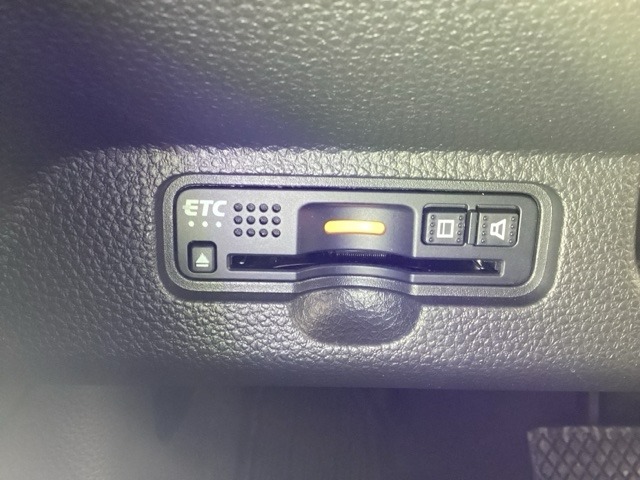 ハンドルの左下にETCがついています。高速道路の料金所の通過も楽々です。　カードの取り出しもしやすい場所についています。