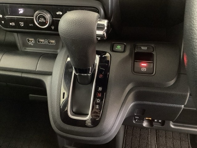 CVT車のセレクトレバーです。低速から高速まで、変速ショックのないスムーズな走りと、エンジン効率のよい領域を維持して燃費にも貢献します。サイドブレーキはスイッチ操作の電子制御パーキングブレーキです。
