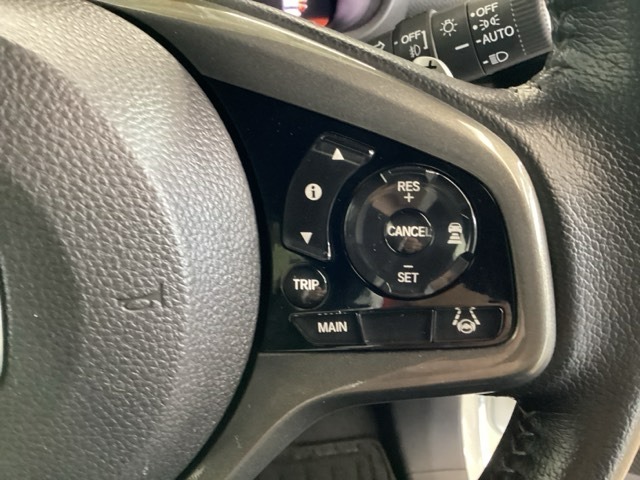 ハンドルにHondaセンシング系のクルーズコントロールやレーンキープアシストなどのスイッチが装備されています。ハンドルから手を離さず安全に操作できます。