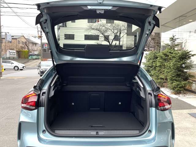 日常では十分なリヤラゲッジスペース。分割可倒リヤシートだから便利に使えます。