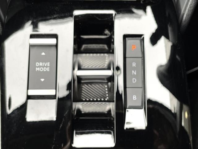 電動のパワートレインがもたらす、スムーズで力強い加速。そのパフォーマンスと鮮烈なアピアランスにきっとあなたはとりこなる。
