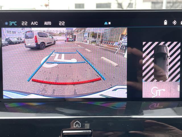 リバースポジションにシフトすると自動的にカメラが作動、画面に後方の視界が映し出される安心のバックカメラを装備。
