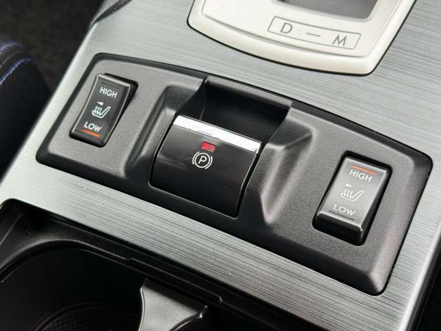 電子パーキングで指先一つで簡単に作動・解除が可能でございます。