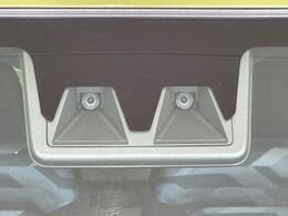 【スマートアシスト】走行中に前方の車両等を認識し、衝突しそうな時は警報とブレーキで衝突回避と被害軽減をアシスト。より安全にドライブをお楽しみいただけます。