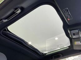 【ガラスルーフ】ガラスルーフ搭載で車内の解放感が一気にアップ！開放的なドライブをお楽しみいただけます。