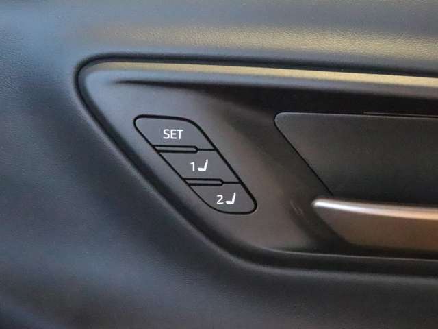 シートメモリースイッチ・シートポジションを記憶をさせることが出来ます☆運転される方によってポジションをそれぞれ記憶させることが出来ますのでボタンを押すだけでいつでも最適なポジションに戻せます☆