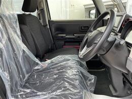 【運転席】座り心地が良いシートなので長時間の運転でも快適にお過ごしいただけます。新品のフロアマットのご注文も可能です。掲載箇所以外にご希望の写真がございましたらお気軽にお問い合わせ下さい。