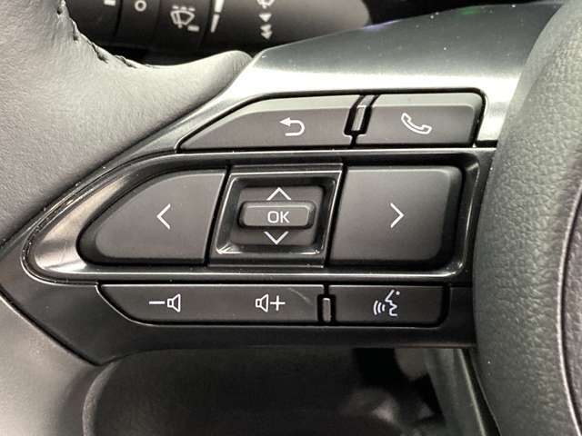 運転中、オーディオの操作をしてて、ハッとしたことはありませんか？ステアリングスイッチは、運転中でもハンドルでオーディオの操作が可能です。安全なドライブをサポートします。