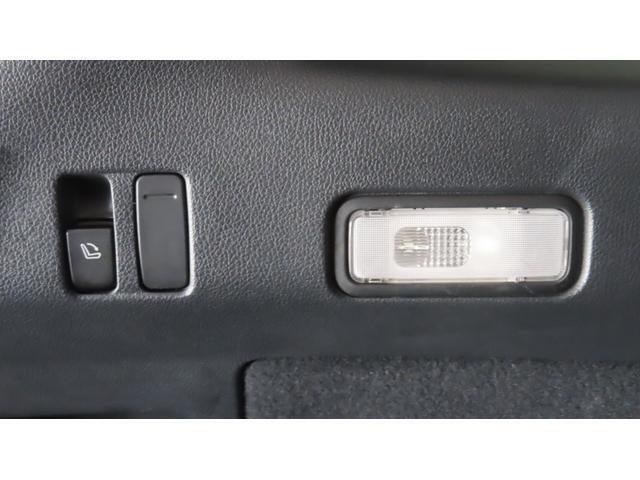 ワンタッチで後部座席が倒れるレバーを搭載。荷室が一手で広がり、後部座席まで回り込む手間が省けます。