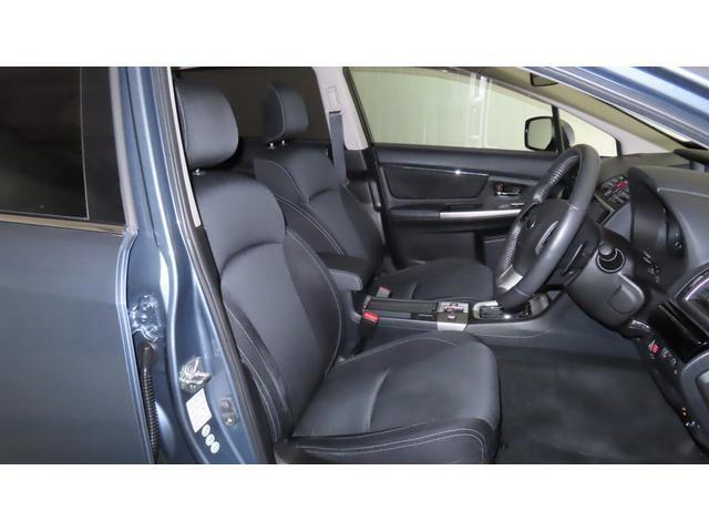すっきりとした内装は長時間運転を想定したシンプルな構造です。使いやすさを考慮したスイッチ類はボタンも大きく初めての方でも直感で判断しやすくなっています。