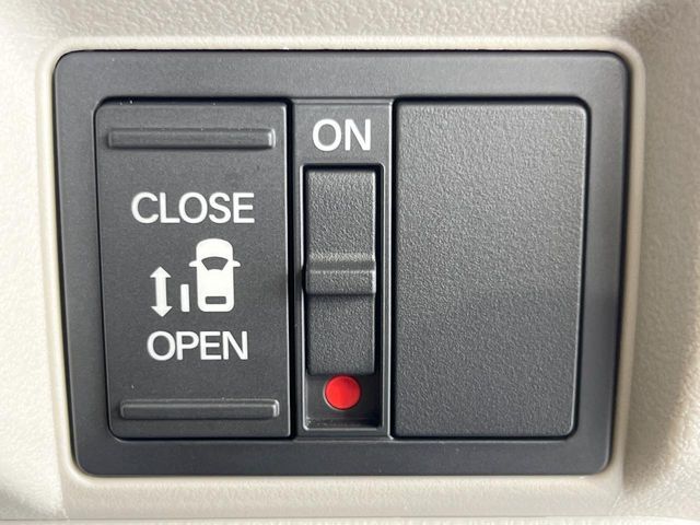 【パワースライドドア】スマートキーや運転席のスイッチでスライドドアの開閉が可能♪電動だから力を入れてドアを開ける必要が無く、小さいお子様でも、重い荷物を持っている時もラクに開け閉めできます♪