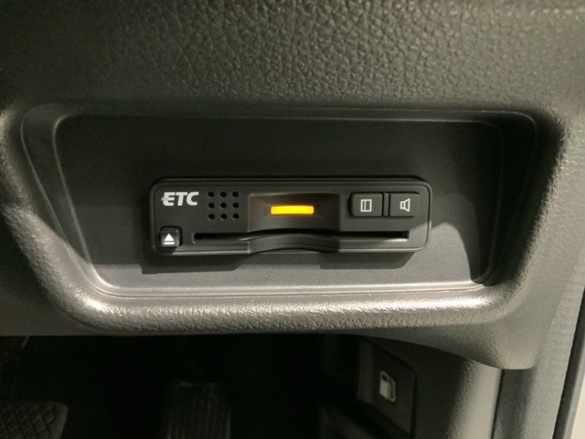 いまや快適なカーライフに欠かせないETCが付いています。