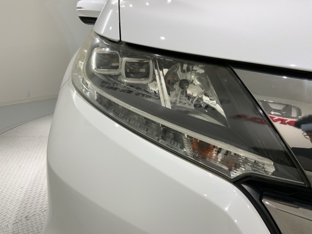 LEDヘッドライトは、点灯の瞬間から最大光量を発揮し、突然暗くなるトンネルなどでの安定感を高めます。