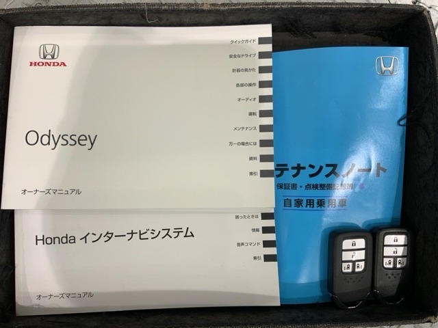 スマートキーは鍵をバッグに入れたままでもドアロックの開閉やエンジンのON・OFFができます。夜間や雨の日も鍵を探さなくて良いので便利です。