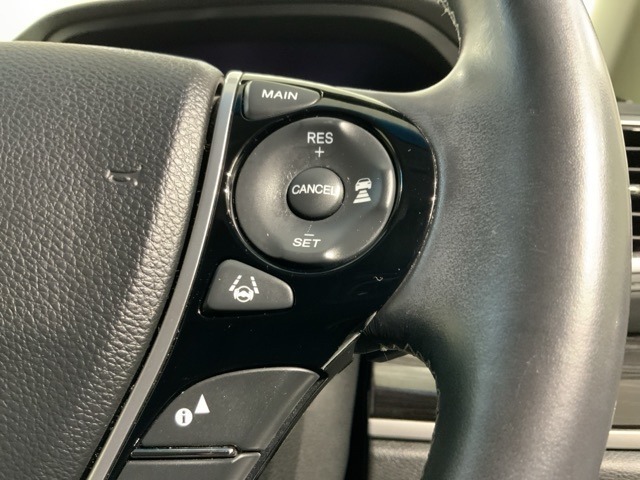 クルーズコントロールを装備しています。高速道路などで一定の速度で走ってくれるので運転が楽ですよ！速度を設定できますので、スピードの出しすぎにも注意できます。