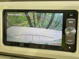 【バックカメラ】駐車時に後方がリアルタイム映像で確認できます。大型商業施設や立体駐車場での駐車時や、夜間のバック時に大活躍！運転スキルに関わらず、今や必須となった装備のひとつです！