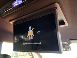 【フリップダウンモニター】大画面モニターで後席でもエンタメをお楽しみいただけます。小さなお子様にも大人気の装備です♪
