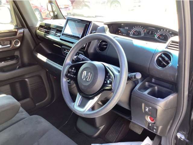 展示車になる工程で室内のクリーニングをさせて頂き皆様に安心して触っていただけるよう展示させて頂いております。内外装で気になる点など御座いましたら詳細を写真などでご案内できますのでご遠慮なくお尋ね下さい