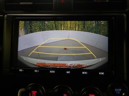 【バックカメラ】駐車時に後方がリアルタイム映像で確認できます。大型商業施設や立体駐車場での駐車時や、夜間のバック時に大活躍！運転スキルに関わらず、今や必須となった装備のひとつです！