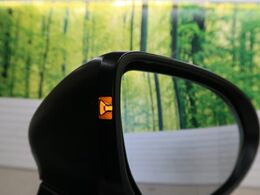 【リヤビークルディティクション】走行中、ドアミラーの死角になりやすい箇所に後続車が接近するとサイドミラー付近に警告を表示、ドライバーに注意喚起と、万一の際はハンドル操作をアシストをします。