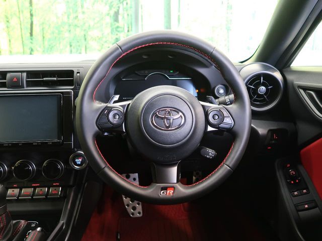【純正革巻きステアリング】上質な革を使用することで、手にしっかり馴染みとても運転しやすいハンドルです♪