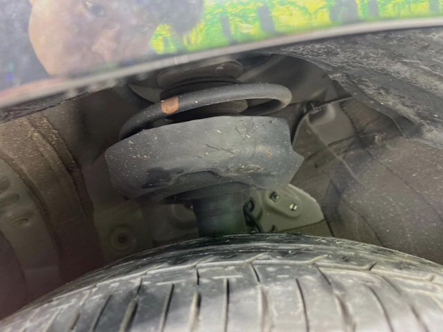 お車を安心してお乗りいただく為には、足回りの定期点検が欠かせません。サービスサポート（有償保証）では無料点検もご提供しており、安心のカーライフをお過ごしいただけるサポート体制が整っています。