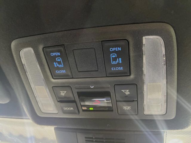 【両側パワースライドドア】スマートキーや運転席のスイッチで後席両側スライドドアの開閉が可能♪電動だから力を入れてドアを開ける必要が無く、小さなお子様でも簡単に開け閉めでき快適です♪