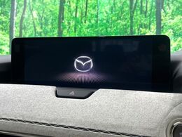 【12.3インチマツダコネクト】車内の雰囲気にマッチした大型ディスプレイ。スマホ接続でのナビ使用やBluetooth再生等、様々な機能が楽しめます。直感的なダイヤル操作が可能で、使い勝手も良好です。
