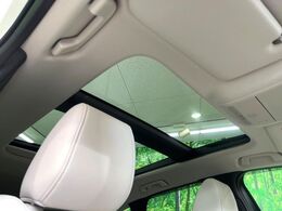 【サンルーフ】開放感たっぷりの希少装備、サンルーフが装着されています！車内に明かりを取り入れたり景色を楽しむ以外にも、車内の空気も簡単に換気できて快適です！