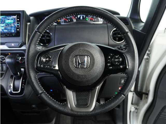 【Honda SENSING】 カメラ等装置で精度の高い検知能力を発揮、安全運転を支援します。ステアリング上のコントローラーに注目！