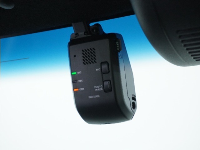 ◆ドライブレコーダー◆映像・音声などを記録する自動車用の装置です。　もしもの事故の際の記録はもちろん、旅行の際の思い出としてドライブの映像を楽しむことができます。