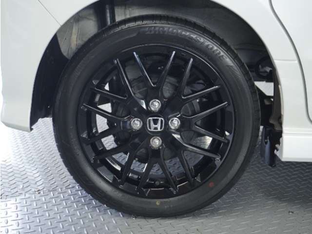 アルミホイール装着車です！これで足元まわりもおしゃれにきまります！