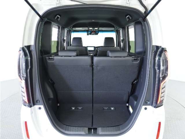 フル乗車でもしっかり荷物を収納出来るラゲッジスペースです。普段の買い物でしたらしっかり積める十分な荷室スペースを確保しています。