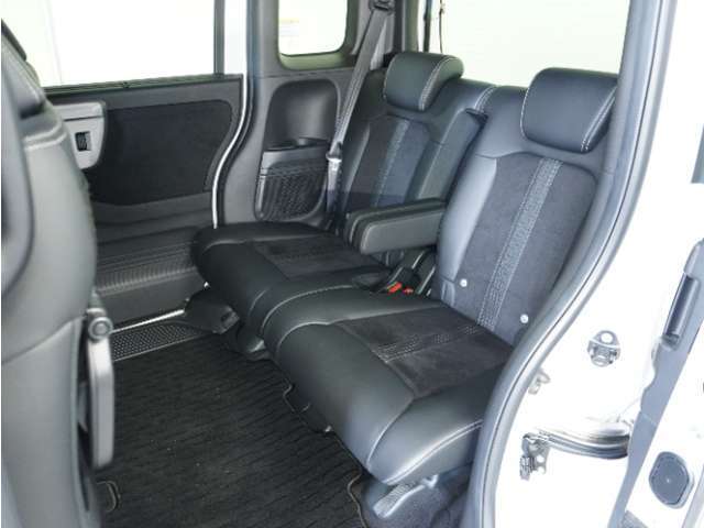 家族やご友人とBBQに行くとき、楽しさは道中の車内から始まっています！このベンチシートに座って、みんなで和気あいあい盛り上がりましょう！