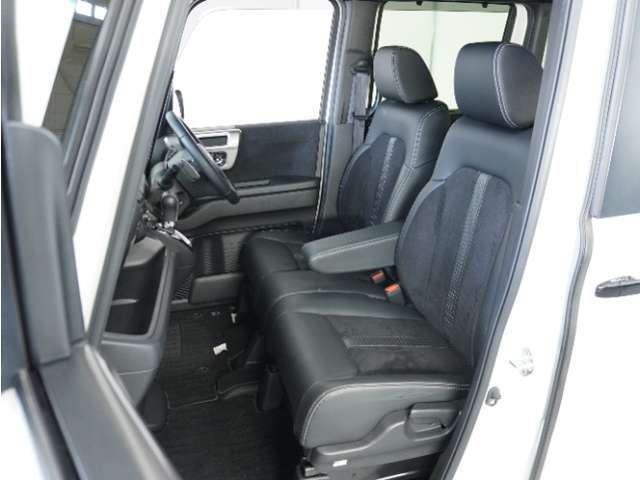 運転席と助手席は足元が繋がっているので自由に行き来しやすいので駐車場が狭いときでも助手席側からスムーズに乗り降りできて便利！