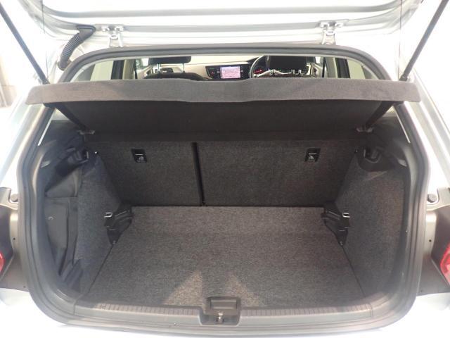 荷室は荷物を隠せるトノカバー付！充分な荷室の広さです！