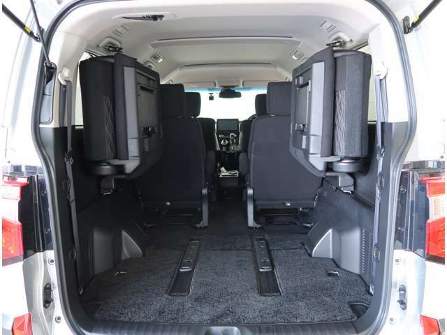 サードシートを跳ね上げることで荷室スペースをさらに広く使用することができます。