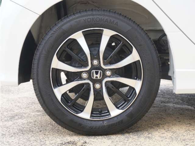 アルミホイール装着車です！これで足元まわりもおしゃれにきまります！