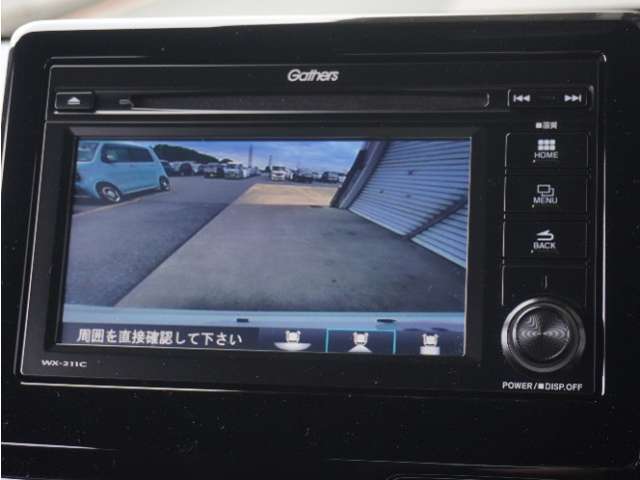 リバース連動リアカメラ付で車庫入れも安心。雨の日や夜間もストレスなく運転していただけます。