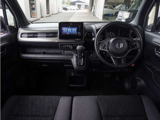 視界広々で非常に運転しやすくロングドライブでも疲れを感じさせないすっきりとまとまったインパネ周りです。