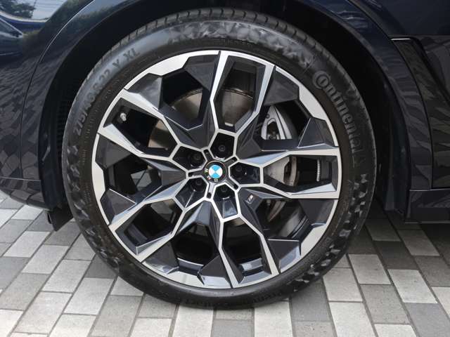 お洒落は脚元から、デザイン性の良いBMWのアロイホイールはクルマの雰囲気をよりスポーティに、よりエレガントに演出。もちろん強度も十分で安心。