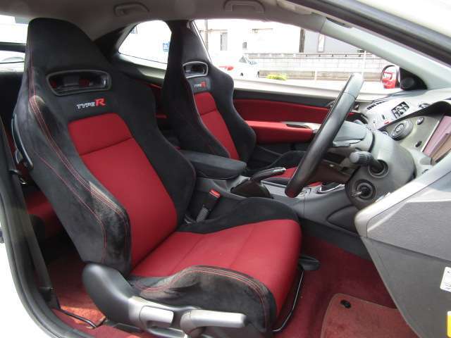 専用バケットシート「Honda R specシート」を装備
