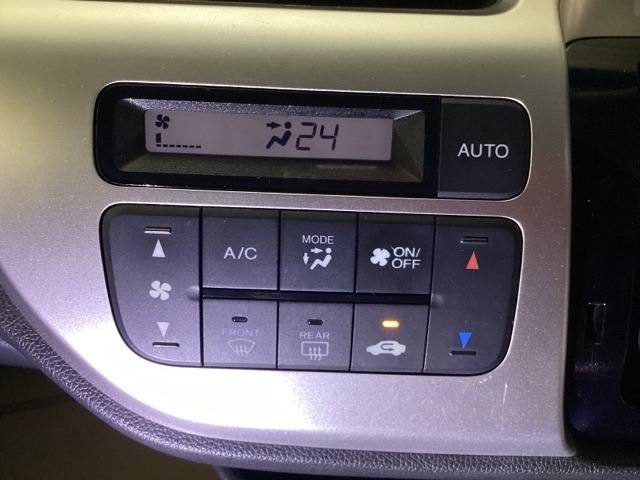 オートエアコンで、毎日のドライブを快適に。温度、風量を自動で調整し、理想的な車内環境を提供します。
