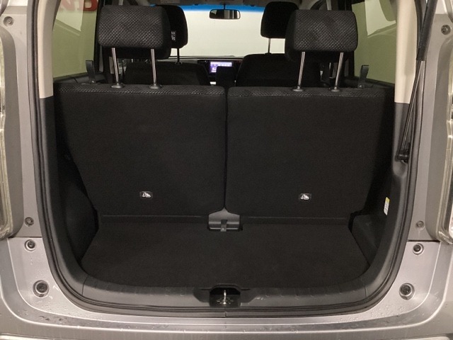 トランク荷室十分な容量あります。2段でも積める便利な荷室。備え付けのボードを使えば上下で積みわけができて便利です。
