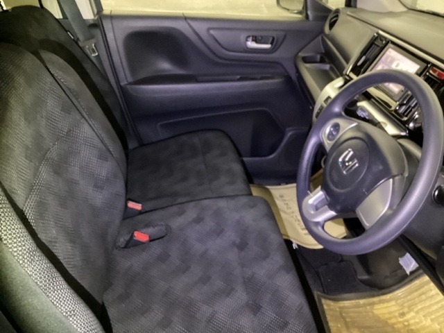 運転席は、大きな座面と包み込むような背もたれがドライバーの身体全体をしっかり支えます。上質なシート素材と座り心地のよいクッションを採用し、長時間の運転やコーナーの多い道も快適です。