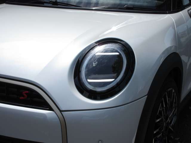 新しくなったヘッドライトです。従来の丸目のライトに2本のLEDが加わり、新しくなったMINIのフロントマスクを印象付けます