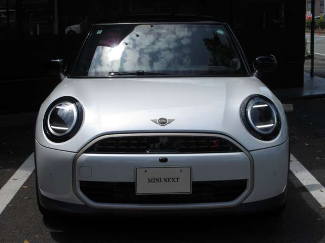 新しくなったMINIのフロントマスクです。六角形のヘキサゴンから八角形のオクタゴングリルに変更され、すっきりとした印象になりました。